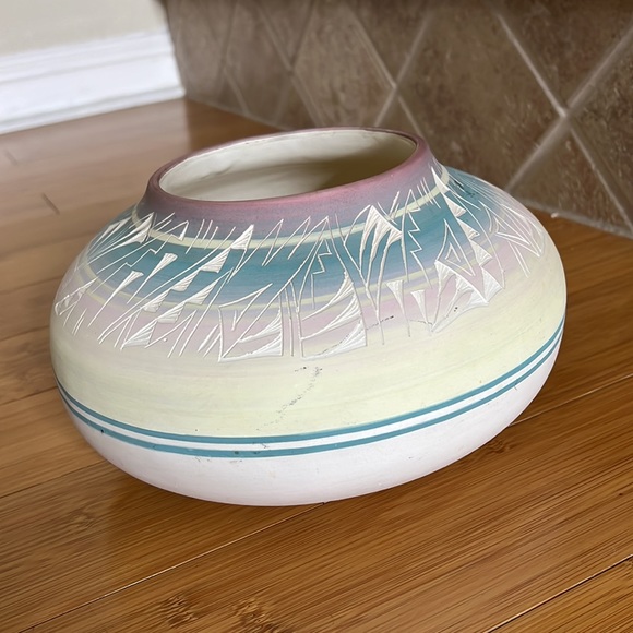 Donate 2024. Mesa Verde Pottery Piece 6 in tall 10 in diameter - Picture 3 of 7